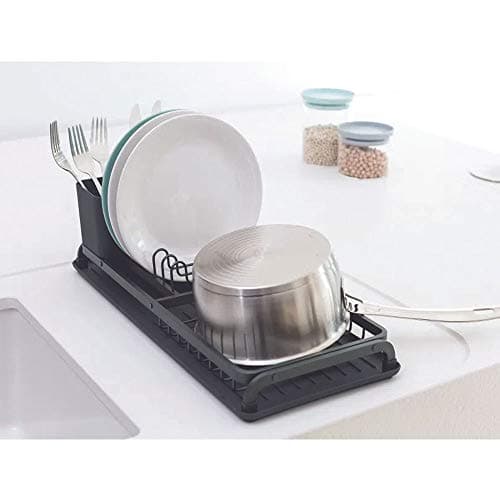 Égouttoir compact gris foncé avec vaisselle et couverts