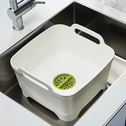 Égouttoir vaisselle plastique blanc dans évier de cuisine moderne