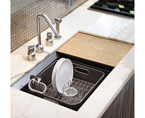 Égouttoir à vaisselle compact, pour économiser de l’espace sur votre plan de travail tout en bénéficiant d’une capacité satisfaisante. Ici un égouttoir à vaisselle signé Simplehuman.