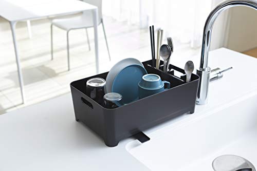 Egouttoir à vaisselle compact, design simple et épuré, signé Yamazaki, en plastique noir, avec percolateur pour les eaux de rinçage, poignées sur les côtés et compartiment pour couverts