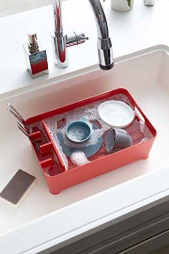 gouttoir à vaisselle compact, design simple et épuré, signé Yamazaki, en plastique rouge, avec percolateur pour les eaux de rinçage, poignées sur les côtés et compartiment pour couverts