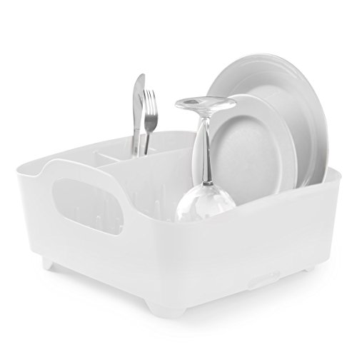 Egouttoir à vaisselle compact Umbra en plastique blanc avec compartiment pour couverts et poignées sur le côté et système d’évacuation pour l’eau.