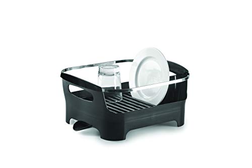 Egouttoir à vaisselle compact Umbra en plastique noir avec compartiment pour couverts et poignées sur le côté et système d’évacuation pour l’eau.